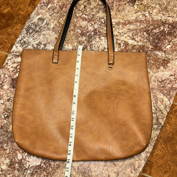 BEAUTIFUL BROWN LEATHER CARRY ALL! A MUST HAVE!! - Picture 13 of 14